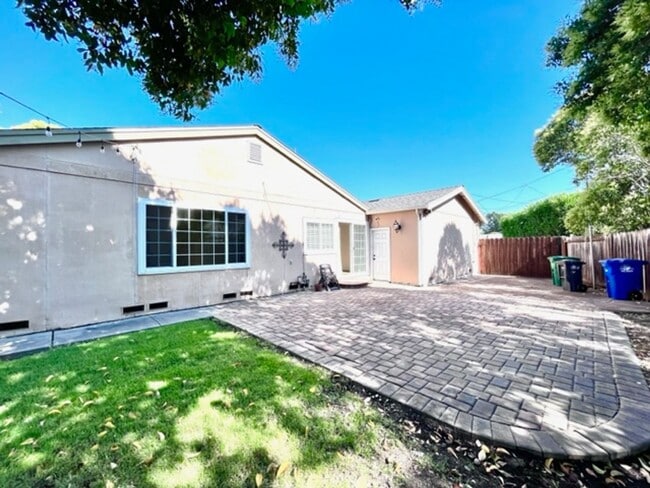 Building Photo - Updated and Move-In Ready 3BD/2BA, Single-...