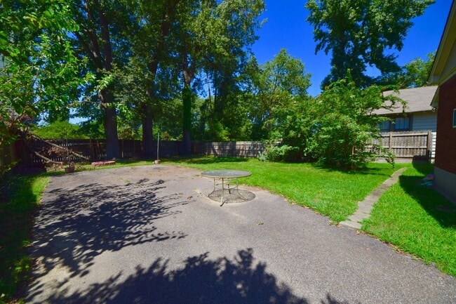 Building Photo - 1 bed, 1 bath unit in Vollintine Evergreen Historic District near Rhodes College.