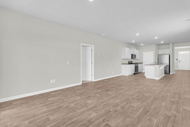 Building Photo - Modern Comfort in the Heart of Ladson