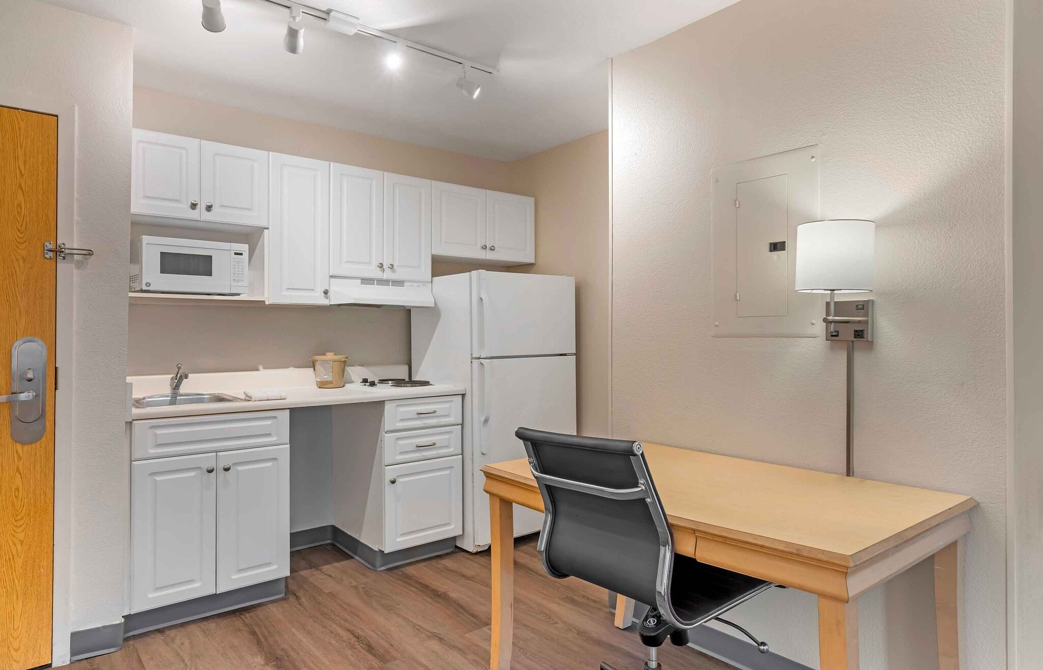 Building Photo - Furnished Studio-Orlando - Convention Ctr - Int'l Drive Area