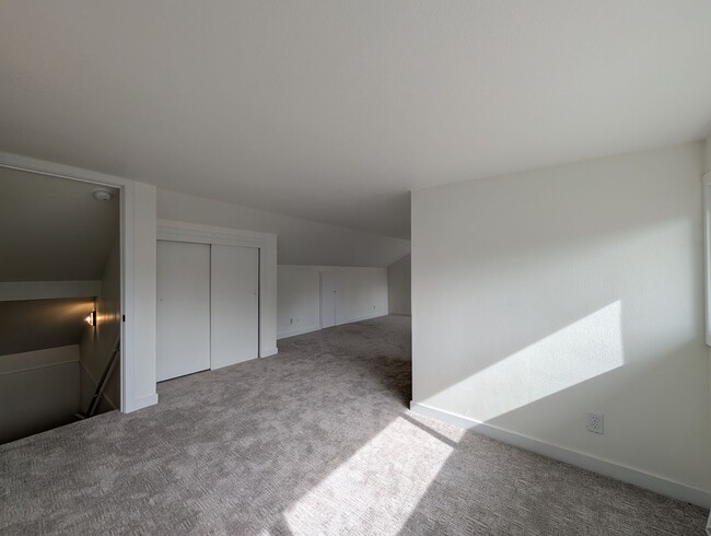 Building Photo - updated 4bed/2bath duplex near Oakway Rd