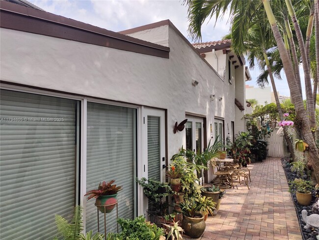 Building Photo - 1823 S Bayshore Ln