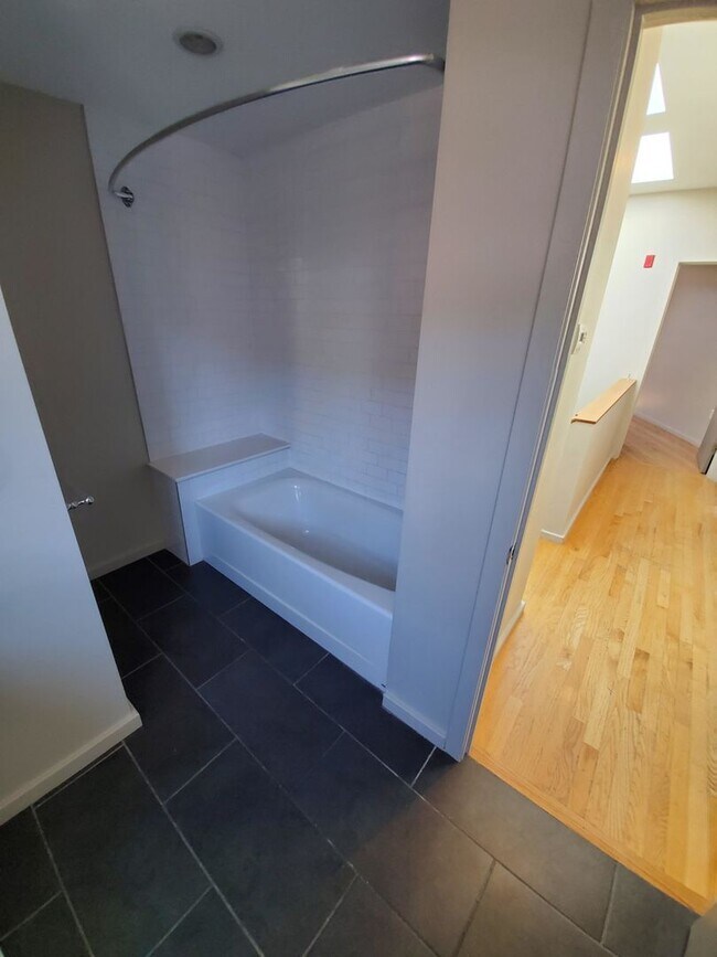 Building Photo - 9/1 Huge, modern 5BR/2.5BA w/parking, AC, w/d in unit!