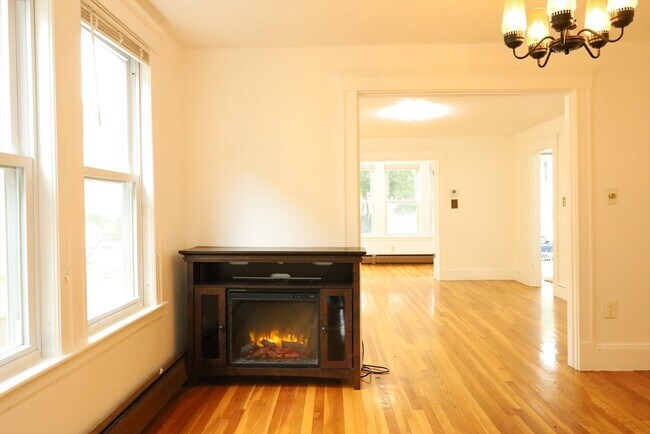 Building Photo - 98 Woodside Ave