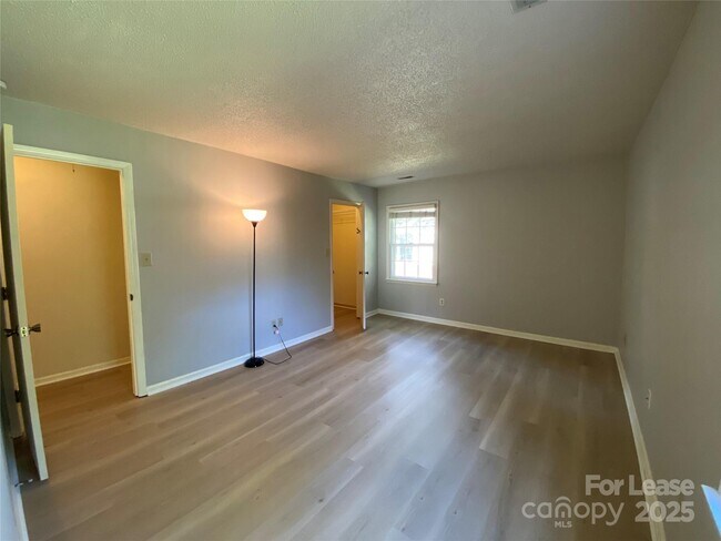 Building Photo - 1025 Thornsby Ln