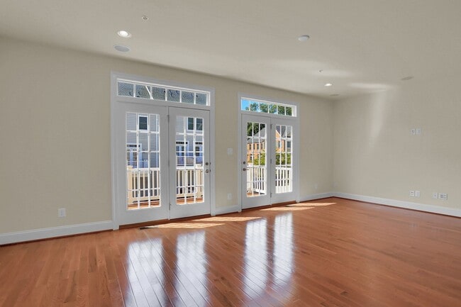 Building Photo - Luxury Living in Meadowvale – 4BR/3.5BA Duplex with Over 2,800 Sq Ft