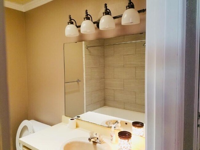 Building Photo - 312 Rosanne St