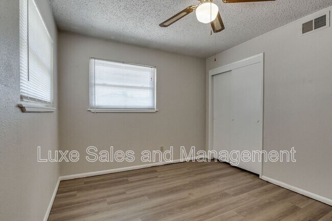 Building Photo - 1805 Melody Dr