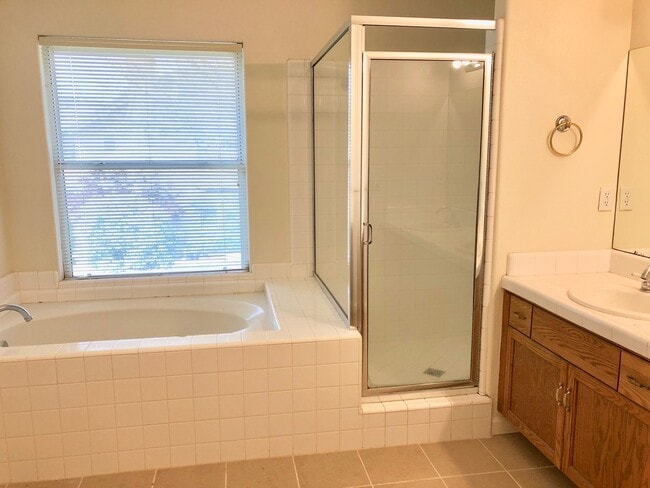 Building Photo - $2,550 Champlain & Shepherd, 4 Bedroom hom...