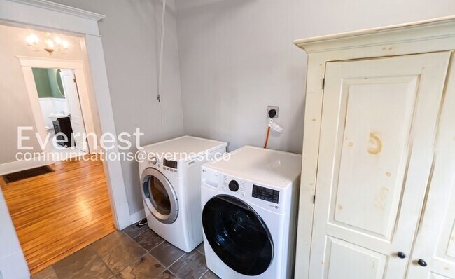 Building Photo - 3 Bed/2 Bath Home with Fenced Yard / Pet-Friendly / Available Now!