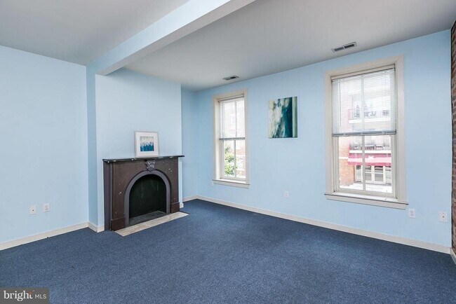 Building Photo - 906 S Charles St