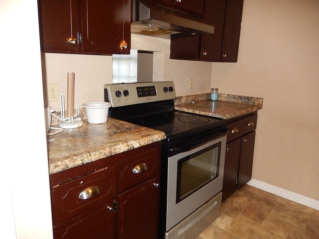 Building Photo - LOVELY 2/2 w/ Stainless Steel Appliances, No Carpet, & Large Privacy Fenced Yard! Mins from FSU/T...