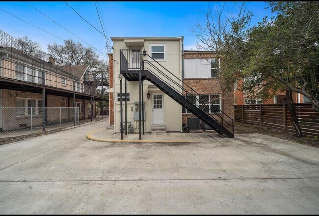 Building Photo - 1629 Castle Ct