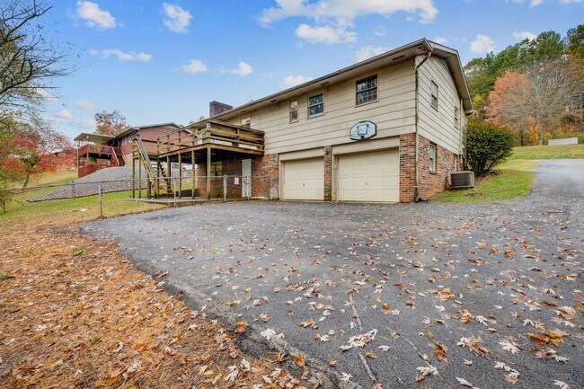 Building Photo - Spacious 3-Bedroom Home with Finished Basement and Scenic Views in Colonial Heights