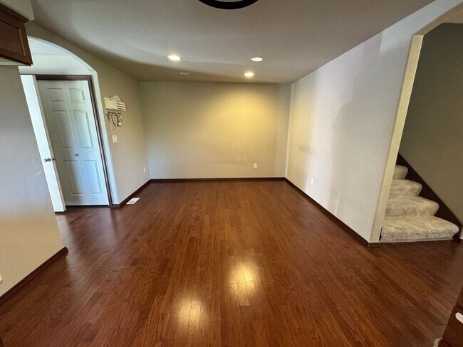 Building Photo - 3 Bed, 2.5 Bath PLUS Bonus Room
