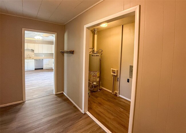 Building Photo - 817 S Kelly Ave