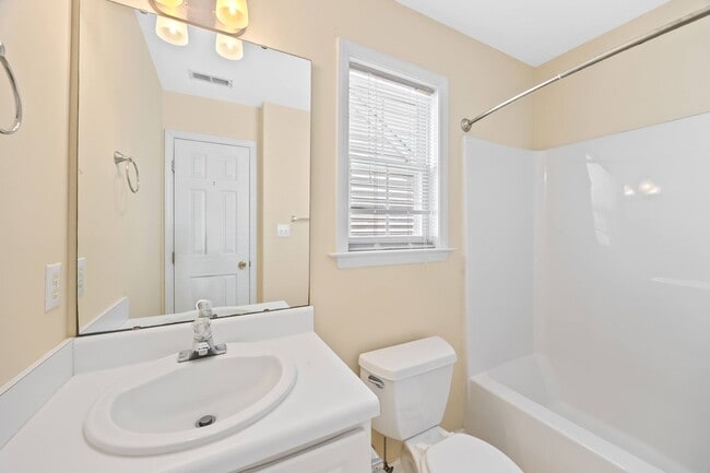 Building Photo - Three Bedroom Home!