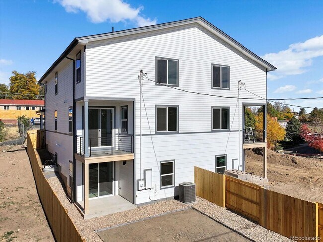 Building Photo - Brand New 4BD, 4BA Half-Duplex in Villa Park