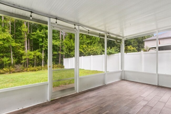 Building Photo - Newly Renovated 4 Bedroom!