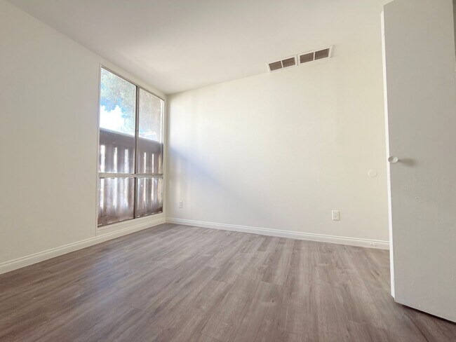 Building Photo - Updated 2Bed/ 2Bath in Canoga Park