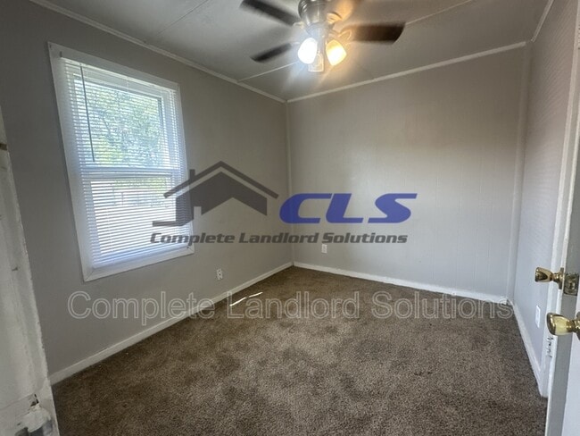 Building Photo - 916 Kussner St