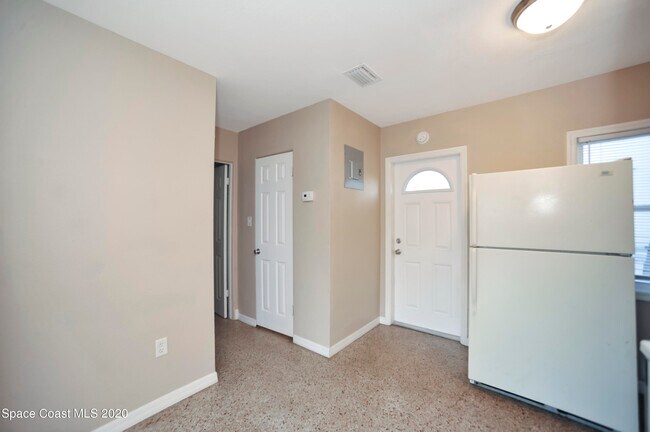 Building Photo - 1420 Avocado Ave