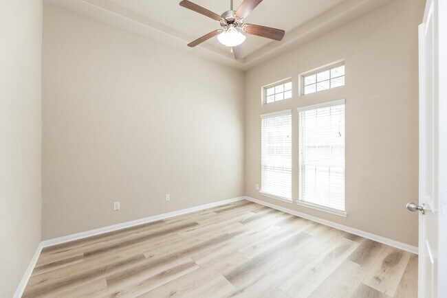 Building Photo - 2414 Garden Falls Dr