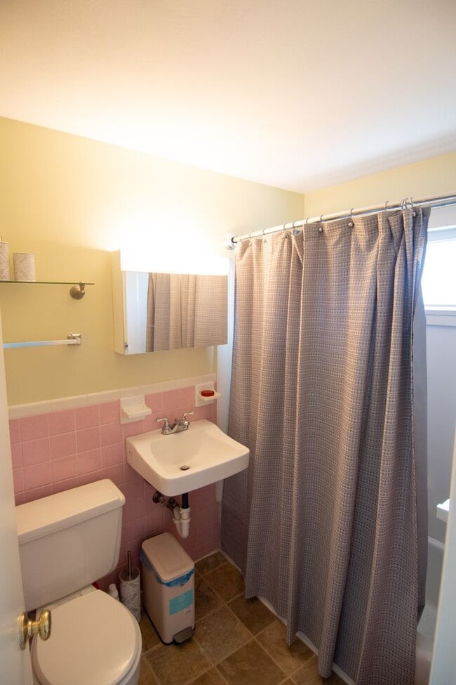 Building Photo - One Bedroom condo in Northampton