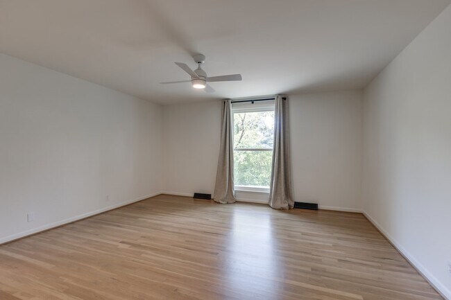Building Photo - 1243 Saxon Dr