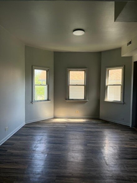 Building Photo - 646 N Long Ave