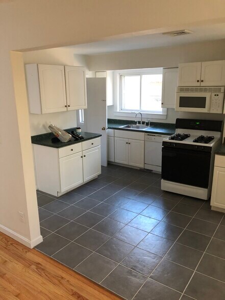 Building Photo - 86 Putnam St