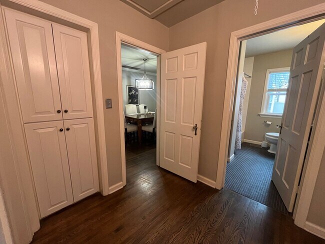 Building Photo - Beautifully renovated Midtown charmer