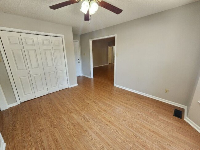 Building Photo - 309 Shadow View Dr