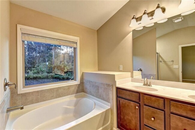 Building Photo - 1075 Hampton Oaks Dr