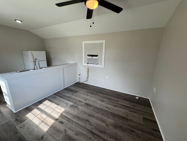 Building Photo - Tiny Home in Newark! Small dog allowed