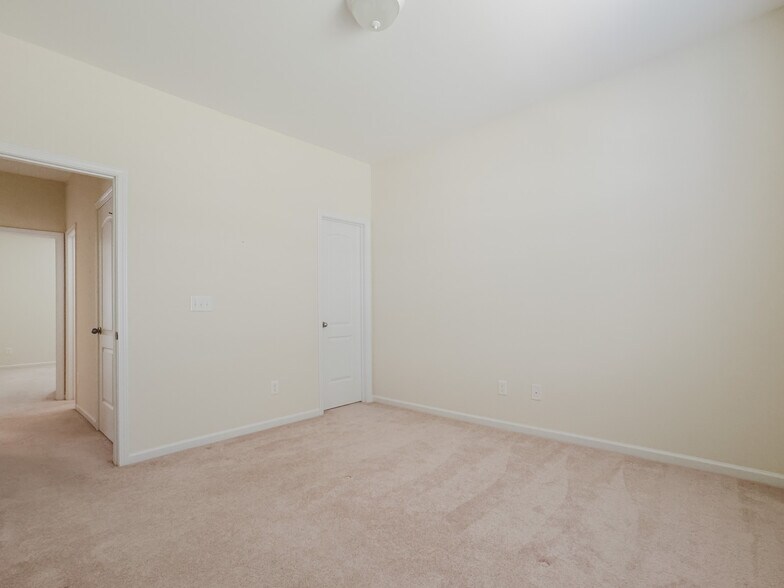 Building Photo - 3835 Raintree Dr