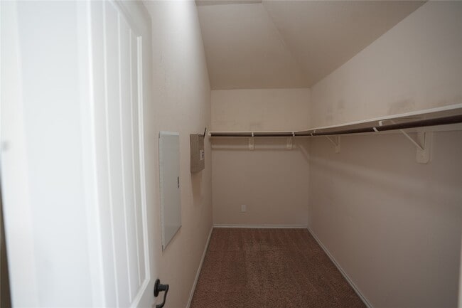 Building Photo - 1710 Thornhampton Ct