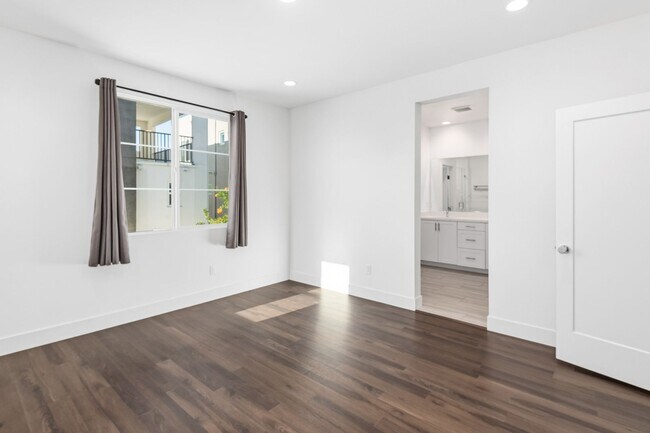 Building Photo - 3 Bedroom + Loft for Lease GREAT PARK LOCA...