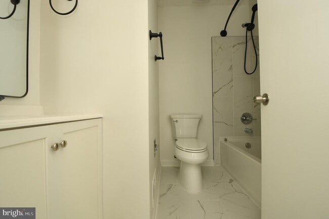 Building Photo - 8635 Union Pl