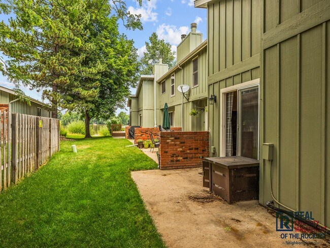 Building Photo - Beautiful 4 Bed 2 Bath Townhome with Lake Views!