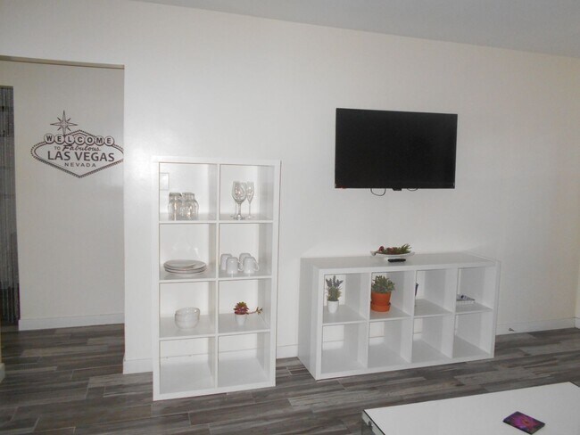 Building Photo - Charming Fully Remodeled Bungalow in Downtown Las Vegas