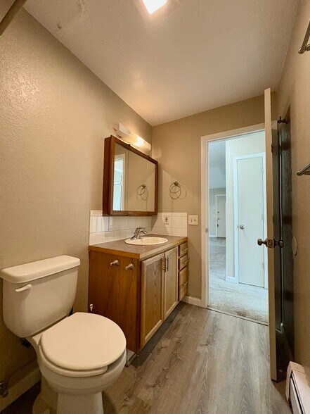 bath - 917 E 46th Ct
