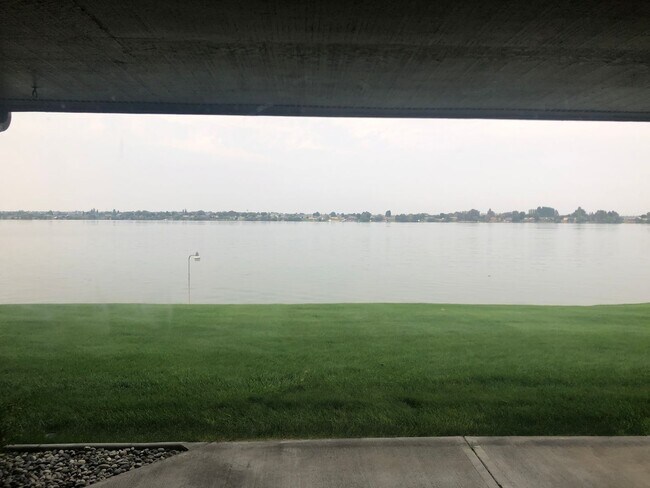Building Photo - LAKEFRONT Condo Style Living!