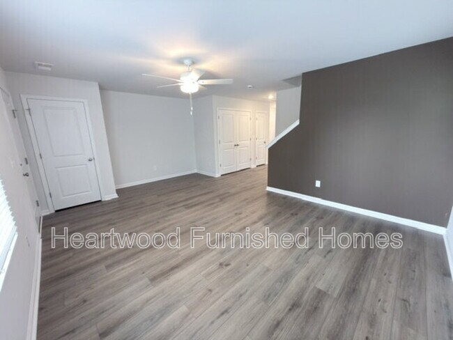 Building Photo - 807 Coburg Ln