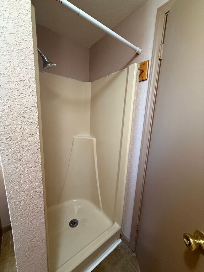 Building Photo - NEW ON MARKET (PRICE DROP!)