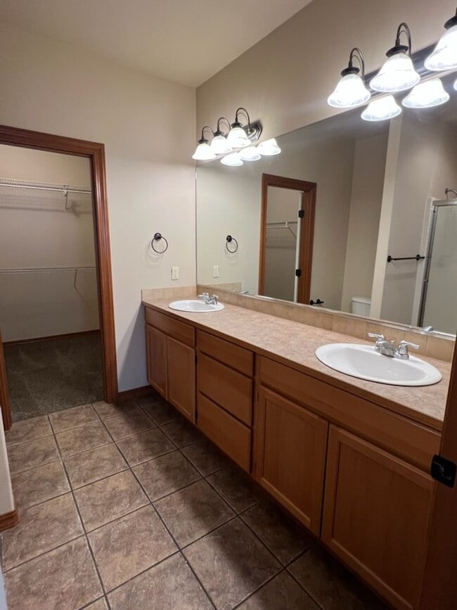 Building Photo - 3 bed/2.5 bath townhome! Double garage, a/...