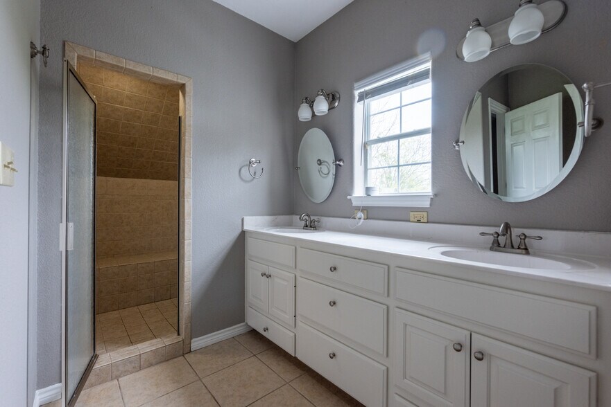 Master Bath - 1114 E 7th St