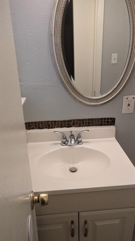 Building Photo - 6139 Ridgeway Dr