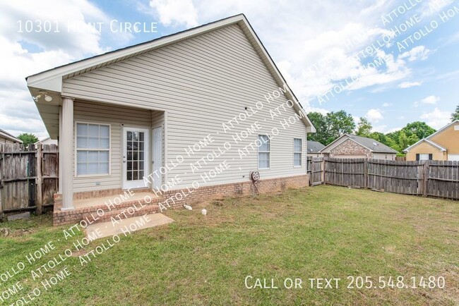 Building Photo - 3 Bedroom 2 Bath Home Fenced in Backyard