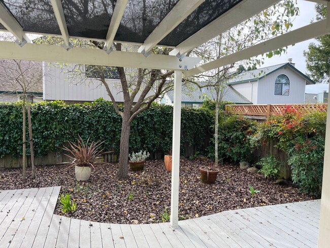 Building Photo - Lovely 3 bedrooms, 2 bathrooms located in ...